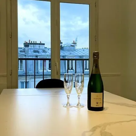 Charming 3f In Paris' Heart